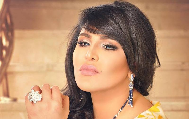 صور أحلام بتاج وأطنان من المجوهرات في إعلان برنامجها الجديد الملكة